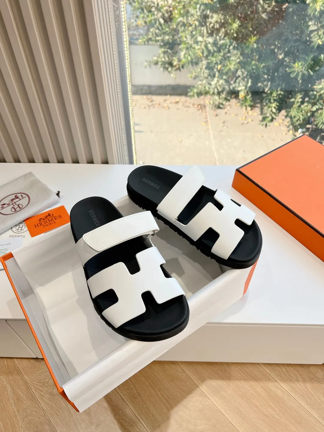 👟👟Ex-factory price 440👟👟 (Top version) H family 2024 spring and summer new style HERMES Hermes' recently popular couple's shoes, pig nose angle sandals and slippers, paired with various colorful socks, very trendy. Upper lining: imported original leather. Outsole: non-slip and wear-resistant outsole. Size: female 35-42 (40/42 non-returnable and non-exchangeable) Men’s size: 39-45 (45 is non-refundable and non-exchangeable)